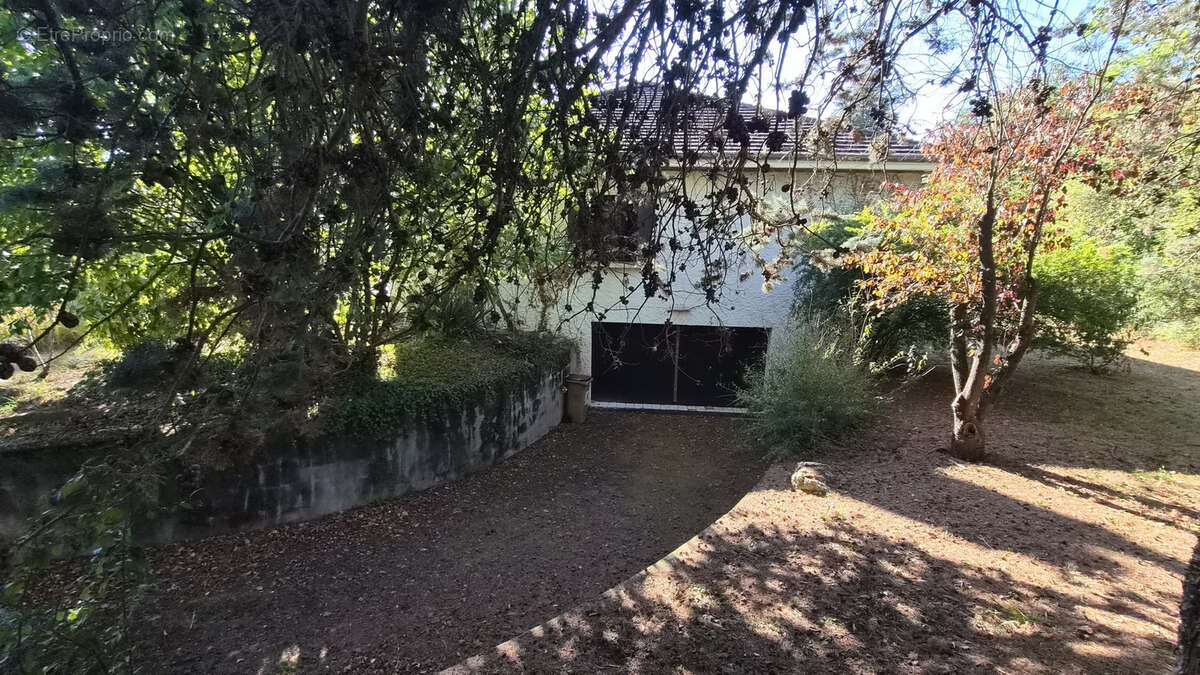 Hières-sur-Amby - Maison d'habitation 5 pièces sur sous-sol complet édifiée sur 1670 m2 de terrain - photo 5