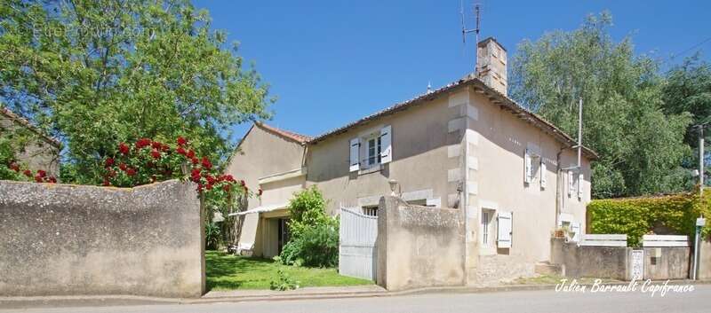 Maison en pierre de 186,64 m² avec 3 chambres rénovée en 1999 sur un terrain de 413 m² - photo 14