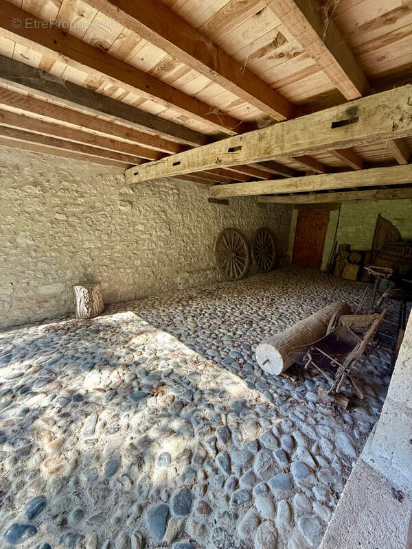 Maison à SAINT-MARTIN-DE-BEAUVILLE