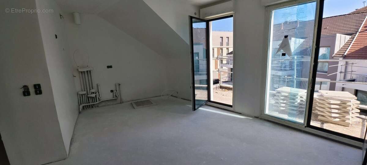   pièce avec vue sur le balcon - Appartement à LOGNES