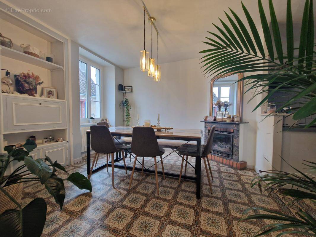 Maison à MONTFORT-LE-GESNOIS