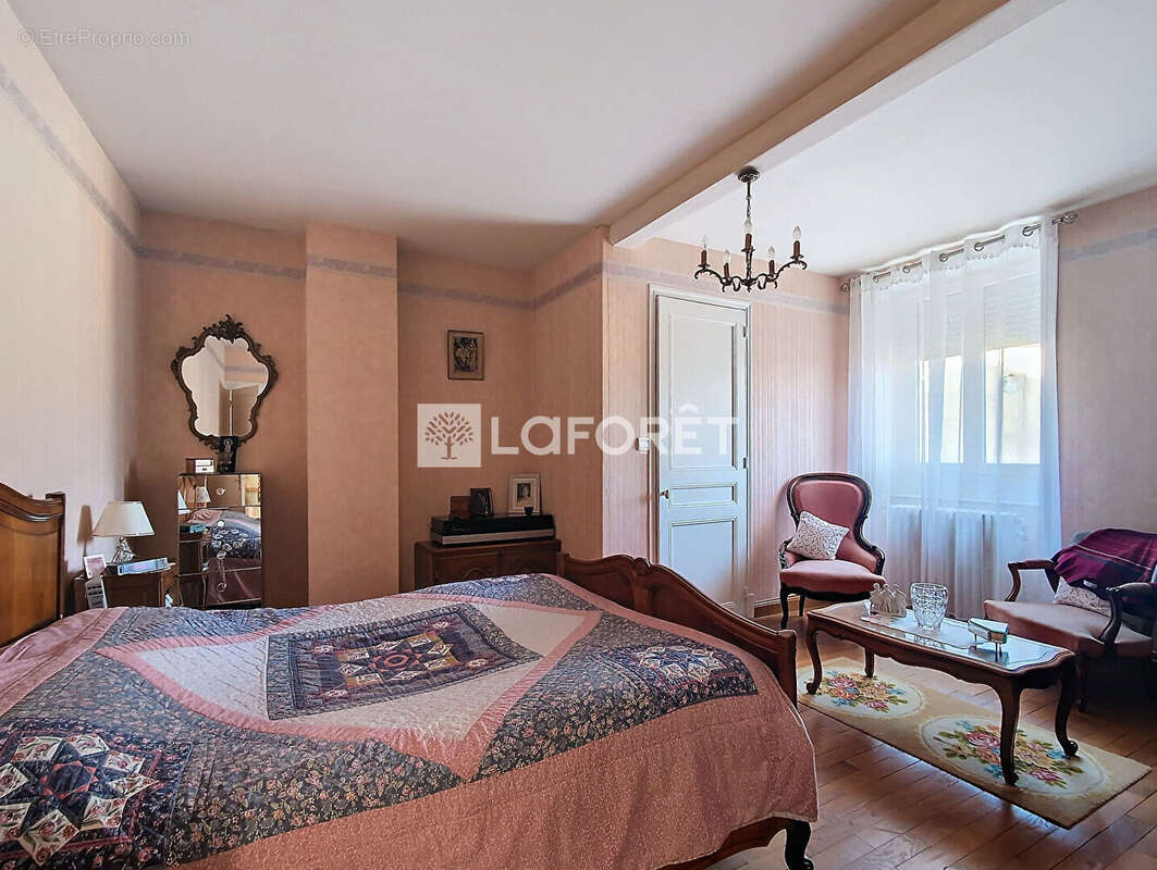 Maison à SAINT-ETIENNE-DES-OULLIERES