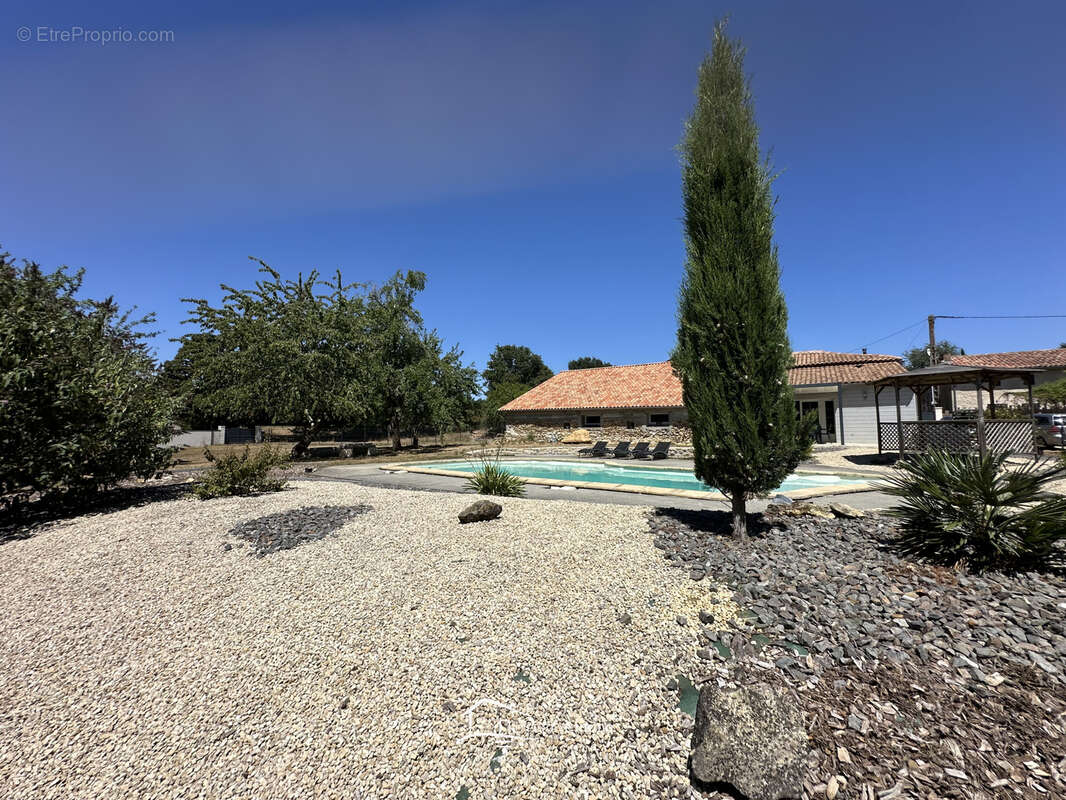 Maison de plain-pied avec piscine, dépendances et beau potentiel d’agrandissement - photo 11