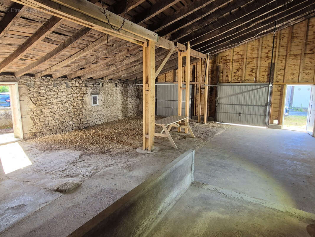 Maison en pierre rénovée de 109 m2, 3 chambres, grandes dépendances et jardin - photo 9