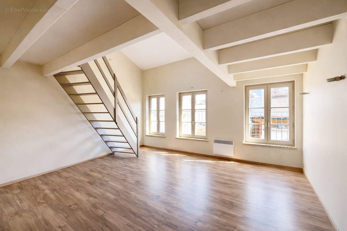 Séjour cathédrale lumineux - Appartement à TULLE