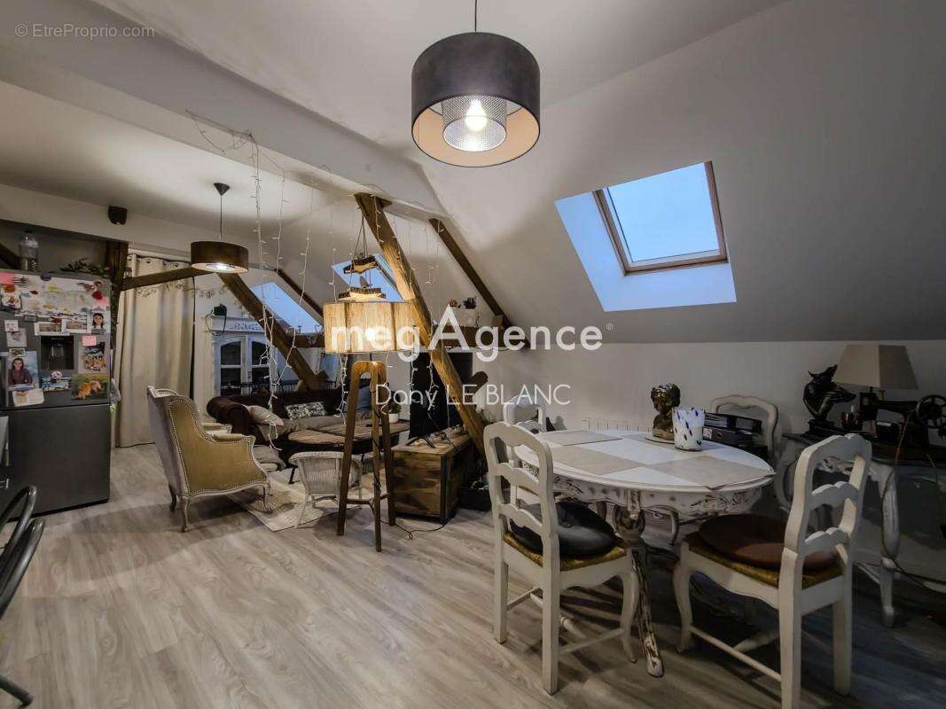 Appartement à JOUY