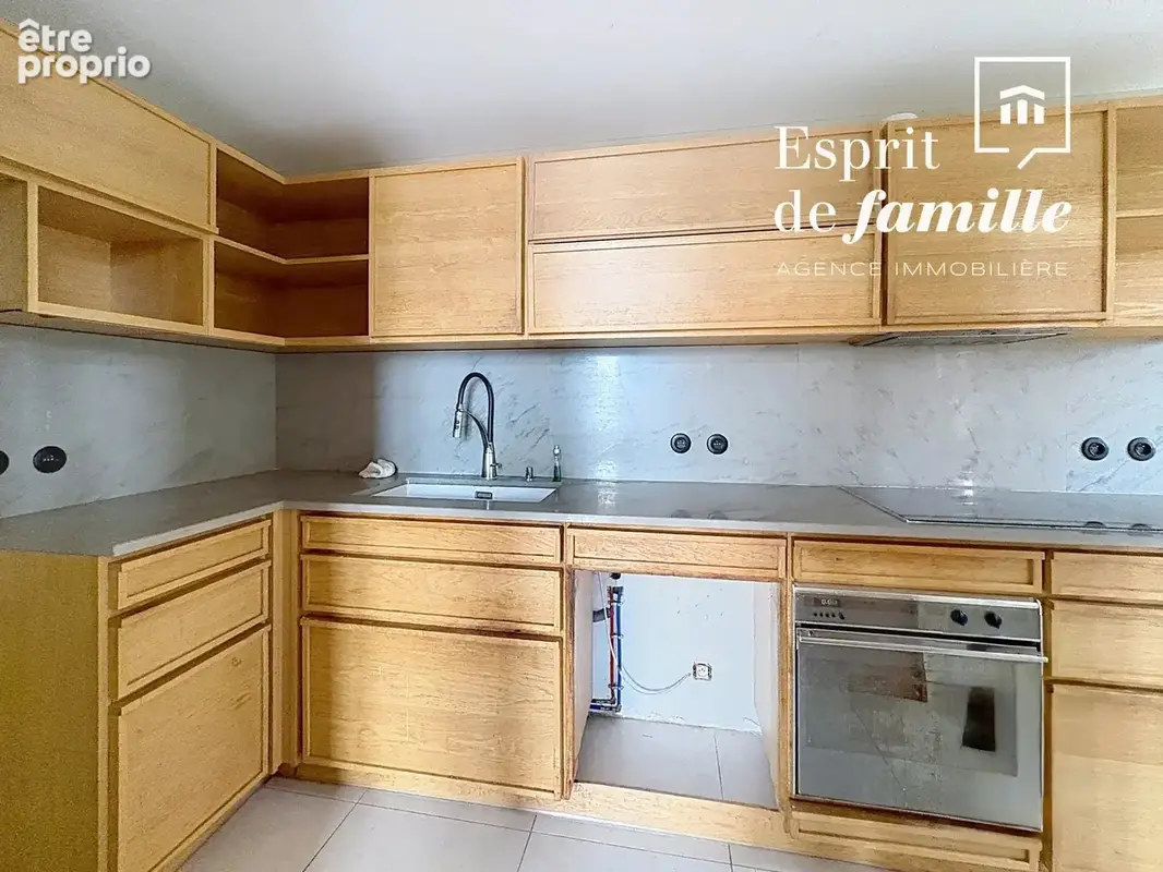 QUAI JEAN-JACQUES ROUSSEAU – Appartement de réception de 122 m² dans une maison bourgeoise - photo 10