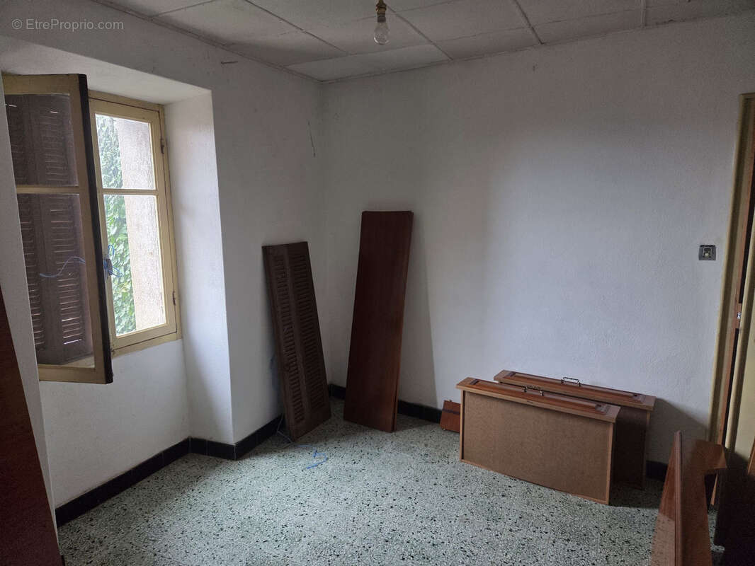 Petit prix en Corse-du-Sud : T2 à rénover dans maison de village à Sollacaro - photo 3