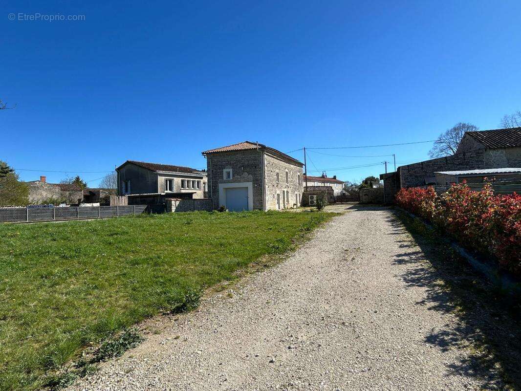 Maison à CHEF-BOUTONNE