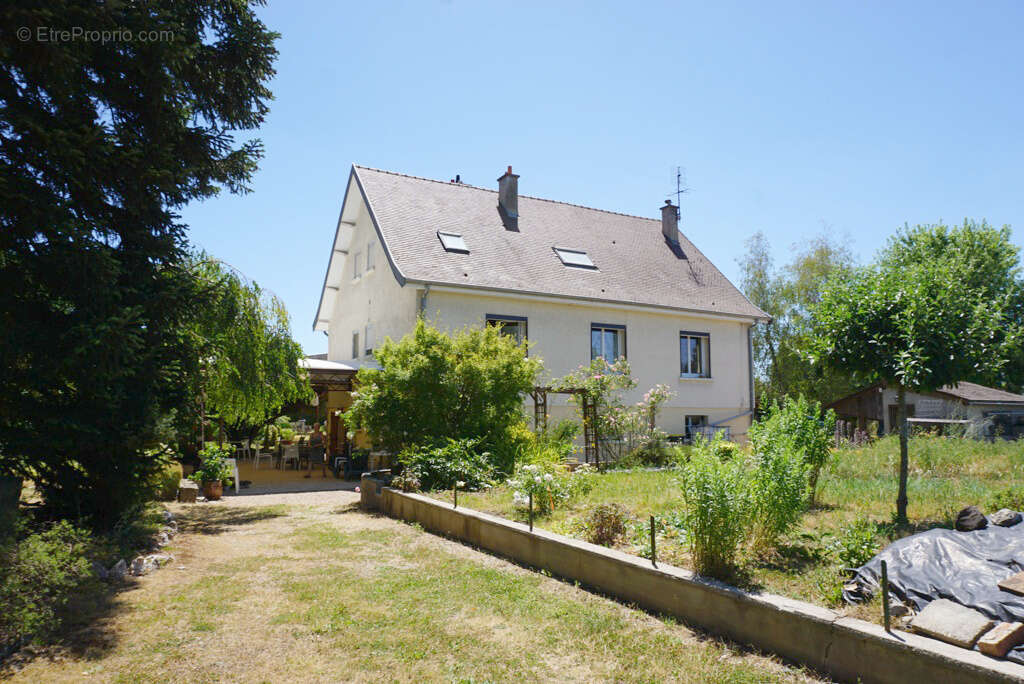 Belle maison familiale de 196 m2 avec dépendances et agréable terrain - photo 17