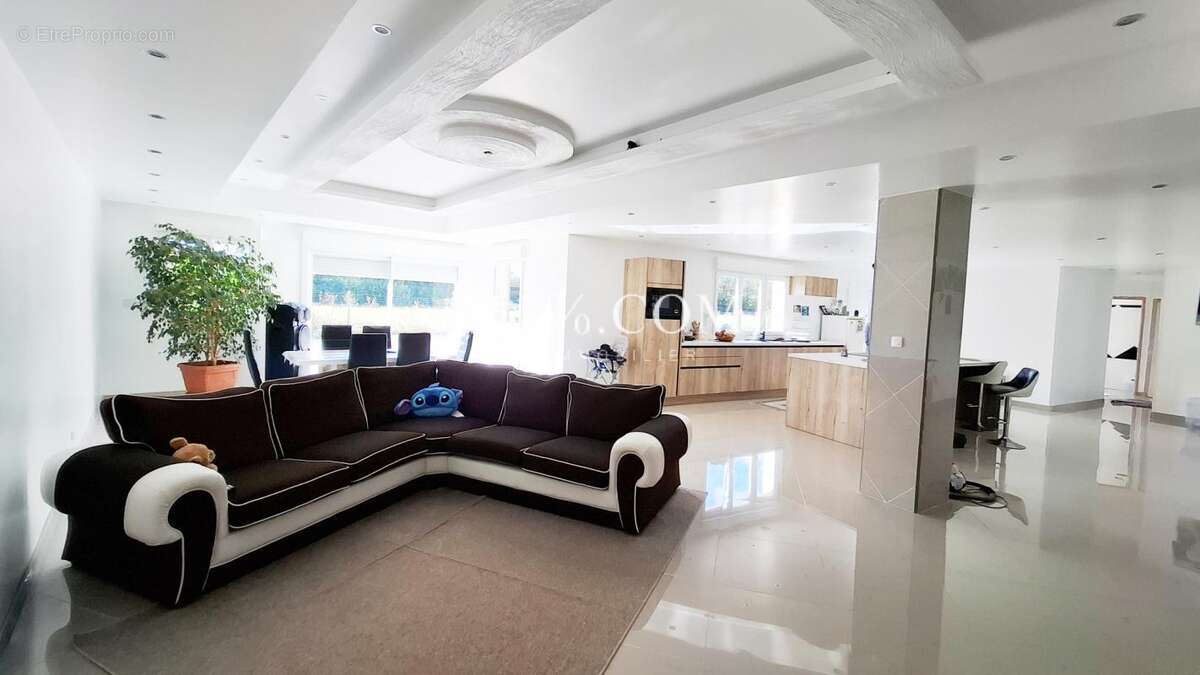 Maison à FEUQUIERES-EN-VIMEU