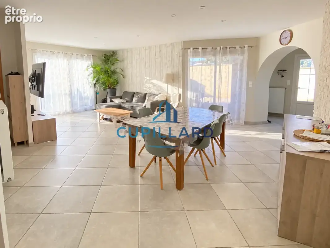 OUCHES - Maison de plain-pied - 140m2 - 4 chambres - piscine hors-sol et terrain clos. - photo 2