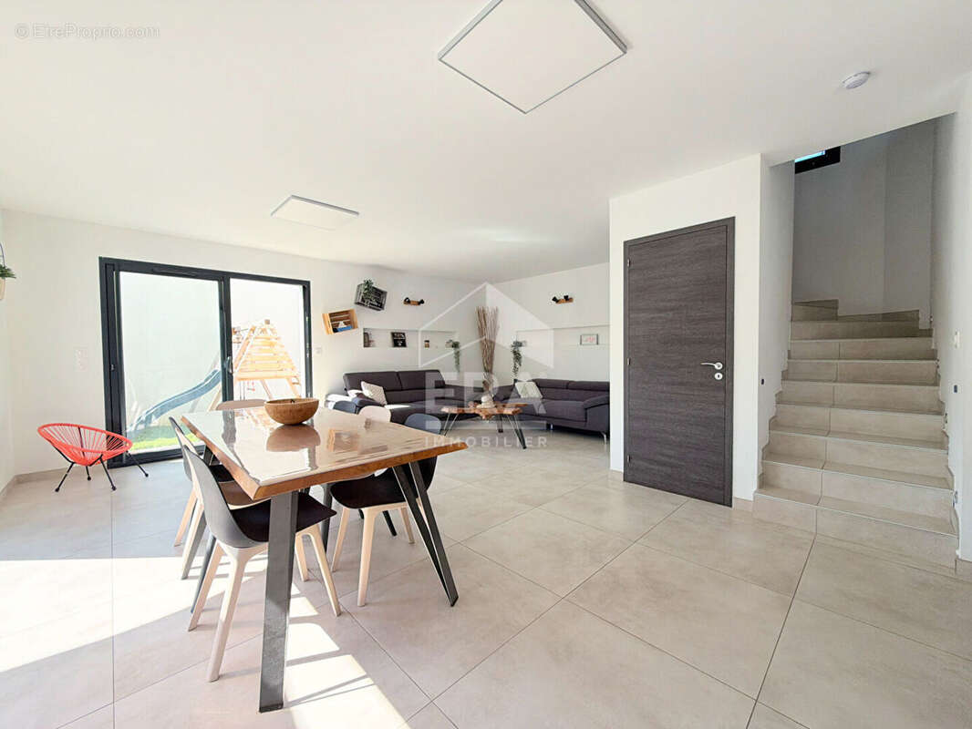 Maison à LE PUY-SAINTE-REPARADE