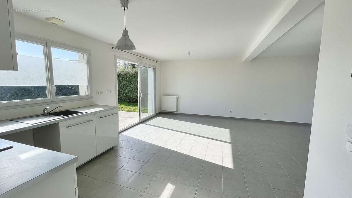 Cuisine ouverte - Maison à SAINT-ARMEL