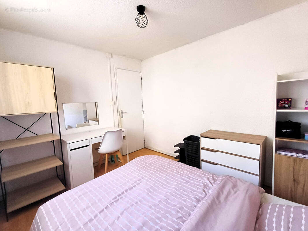 Appartement T4, vue, terrasse et parking (Chataignier), résidence fermée avec piscine et terrain de pétanque - photo 7