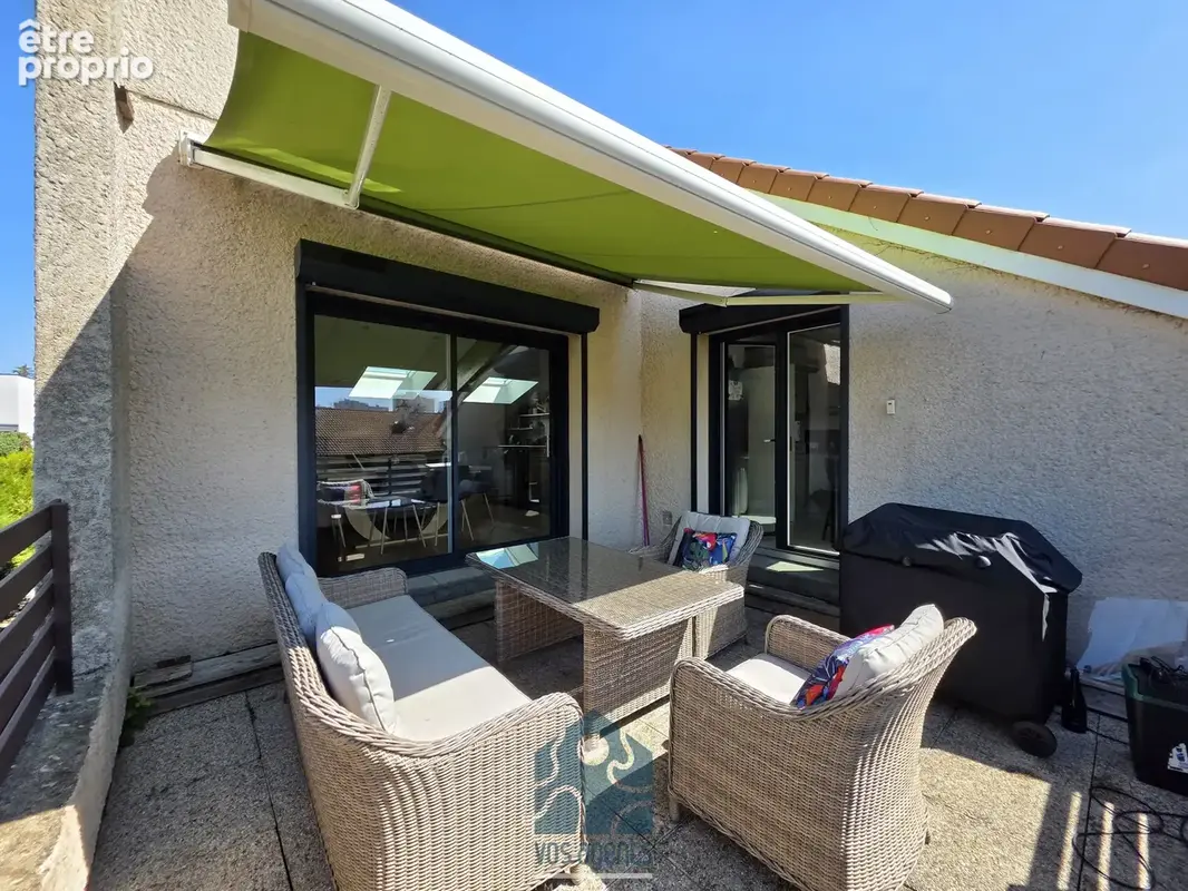 Maison individuelle neuf pièces avec terrasse, jardin et stationnements - photo 15