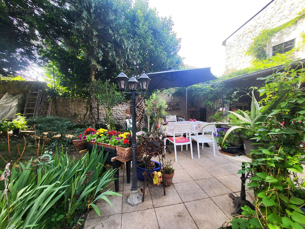 Maison du XVIII ème - 222m2 - 7 pièces - 1 place de stationnement - 1 jardin avec terrasses - photo 2