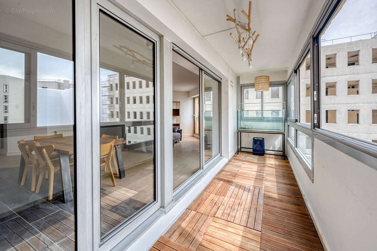 Grand 3 pièces de 72 m²  avec 42 m² de séjour , loggia, cave et Parking inclus ! - photo 5