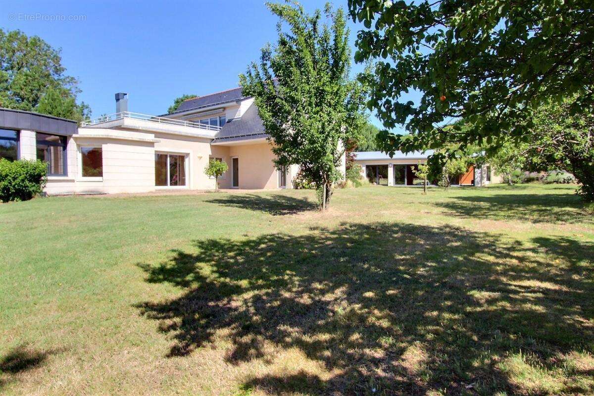 Maison d'architecte La Chapelle Saint Laud 8 pièces 244 m2 - photo 2