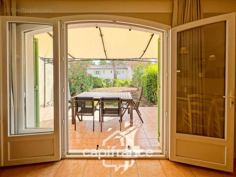 DOMAINE DE PONT ROYAL – Bastidon climatisé de 44 m², ravalé et parfaitement entretenu, avec jardin, 2 chambres et place de parki - photo 7