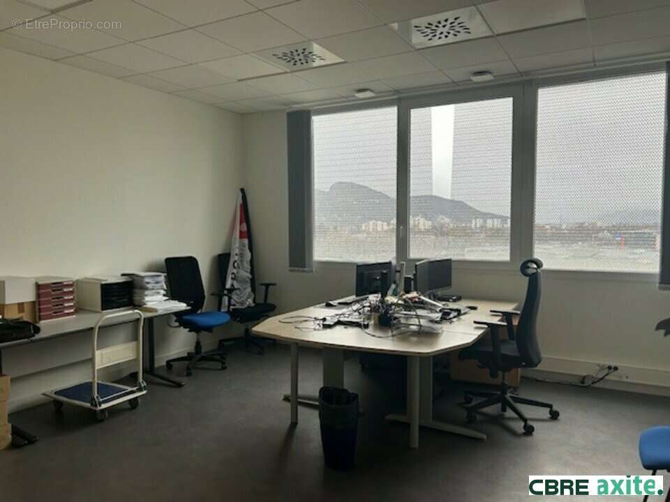 Commerce 763 m² à Echirolles  - photo 9