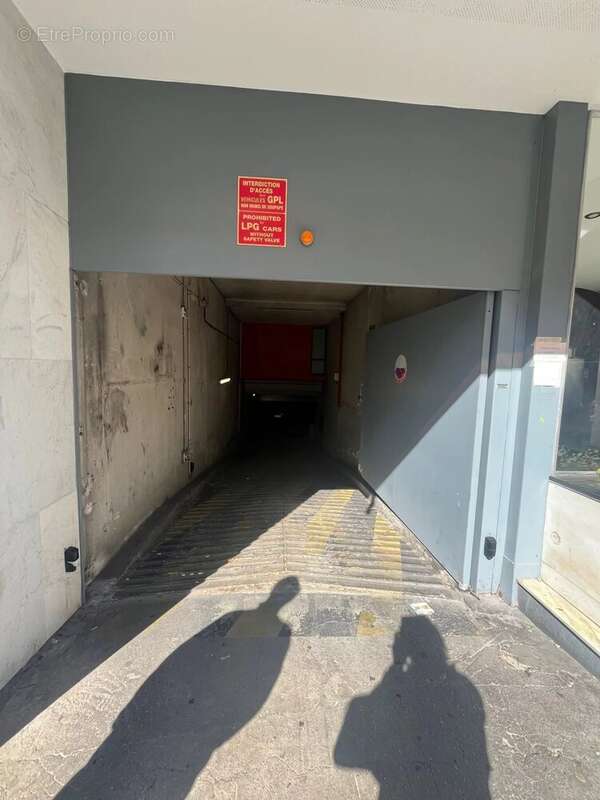 Parking à PARIS-17E