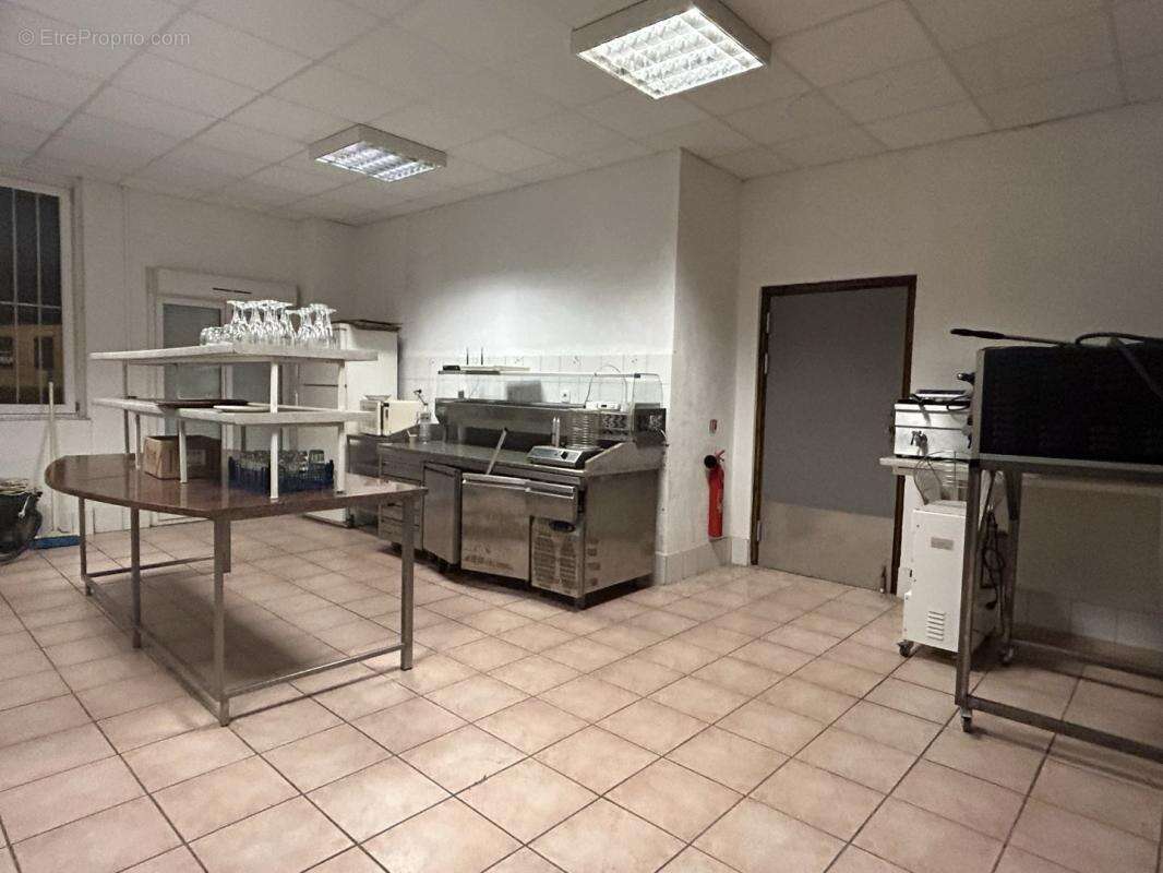 Commerce à L'AIGUILLON