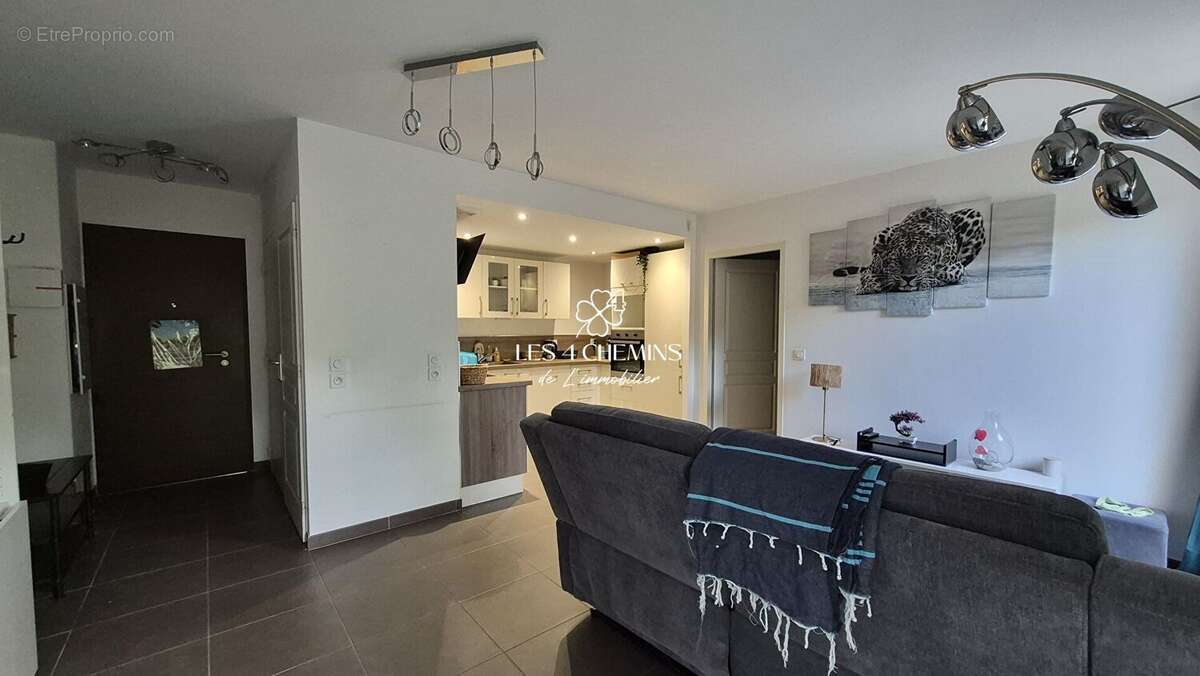 Appartement à CHATEAUNEUF-LE-ROUGE