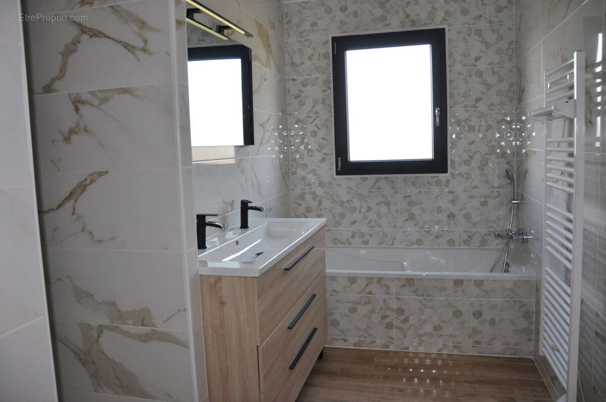 Maison à LE MAYET-DE-MONTAGNE