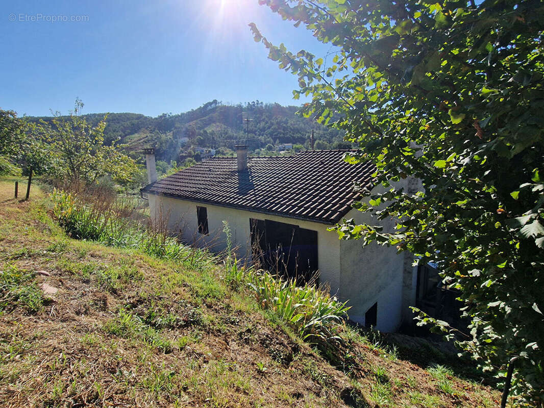 Maison sur deux niveaux avec terrain de 1 500 m² et garages - photo 2