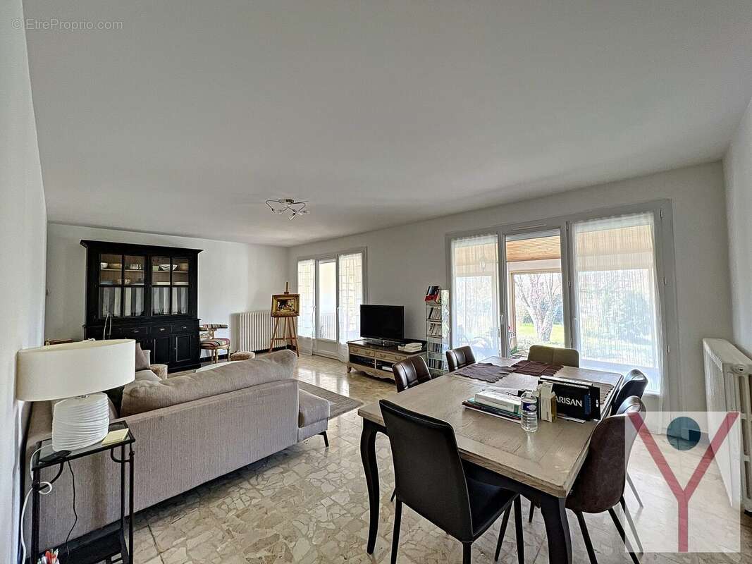 Salon-séjour - Maison à BOURG-EN-BRESSE