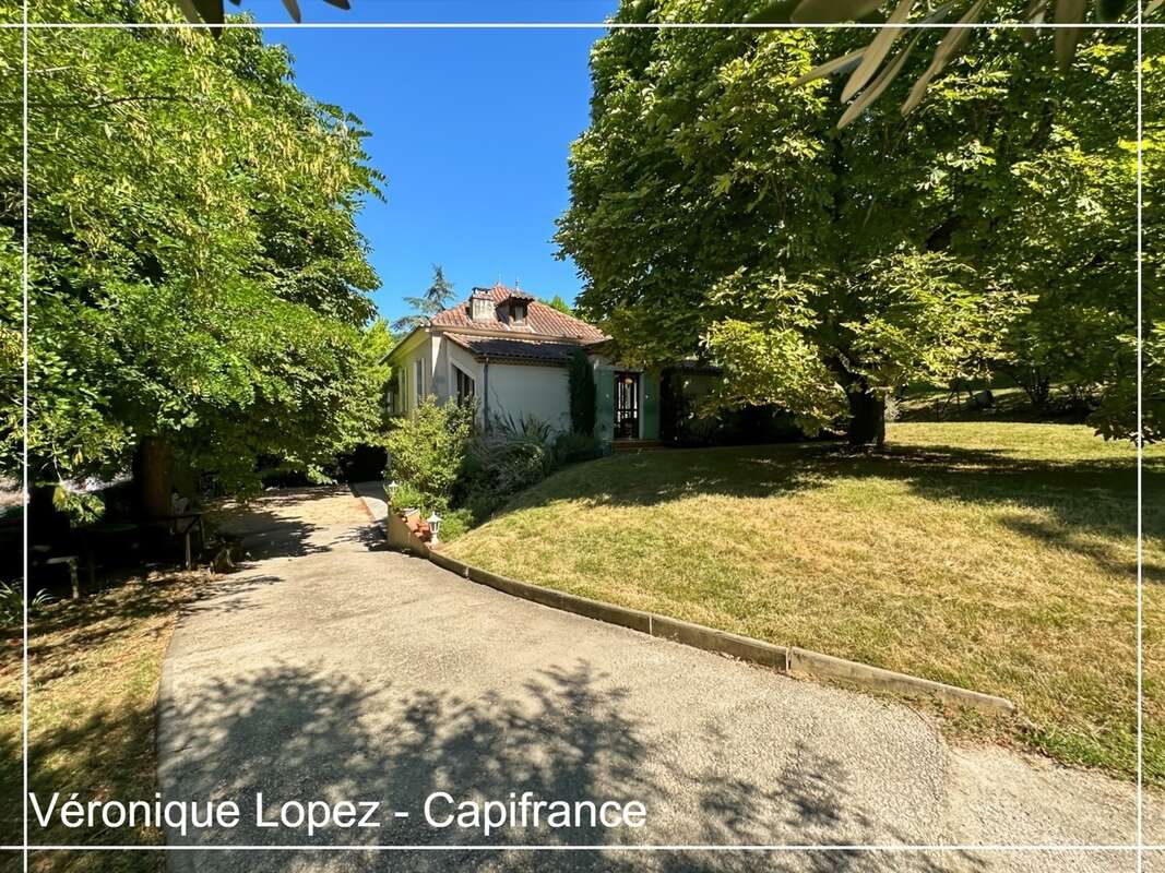 Agen, à seulement 6kms, authentique maison en pierre de 203m² avec grand terrain, garage et cave - photo 16