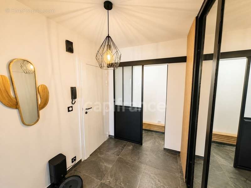 Appartement à vendre 3 pièces SAINT RAPHAEL (83), rez-de-jardin entièrement rénové, terrasse !! - photo 3