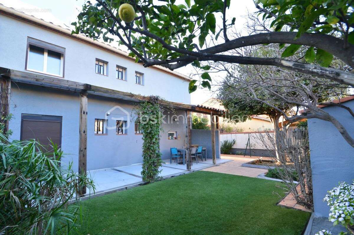 Maison à SAINT-LAURENT-DE-LA-SALANQUE