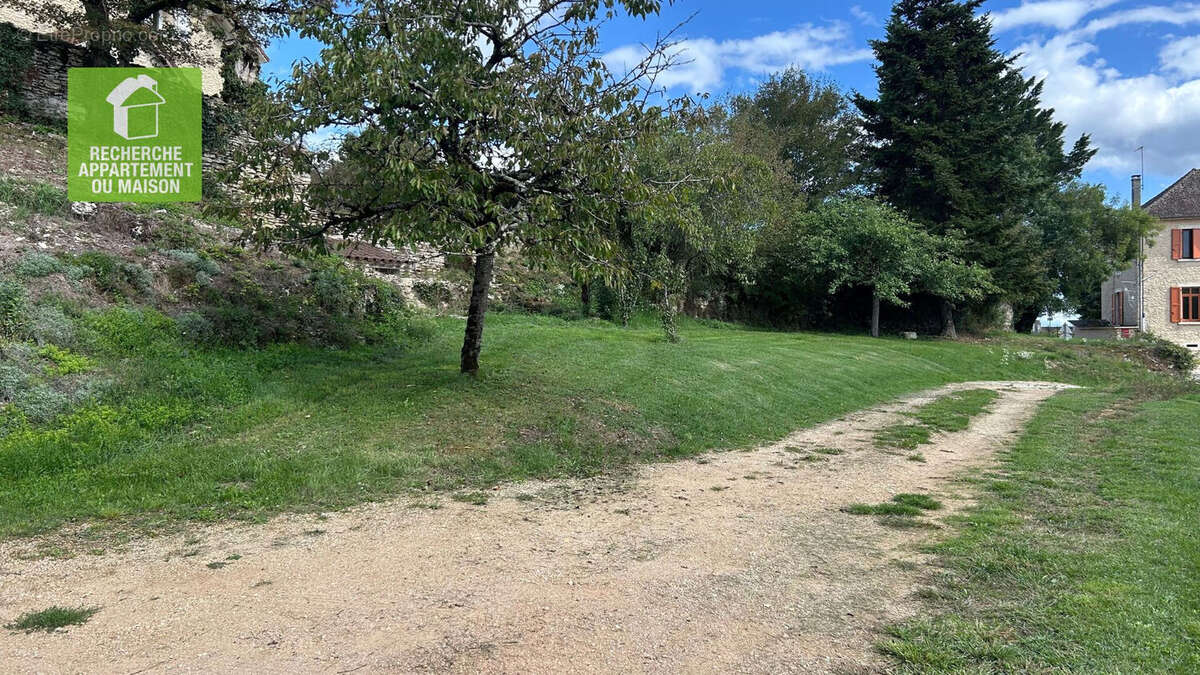 Terrain à SICCIEU-SAINT-JULIEN-ET-CARISIEU