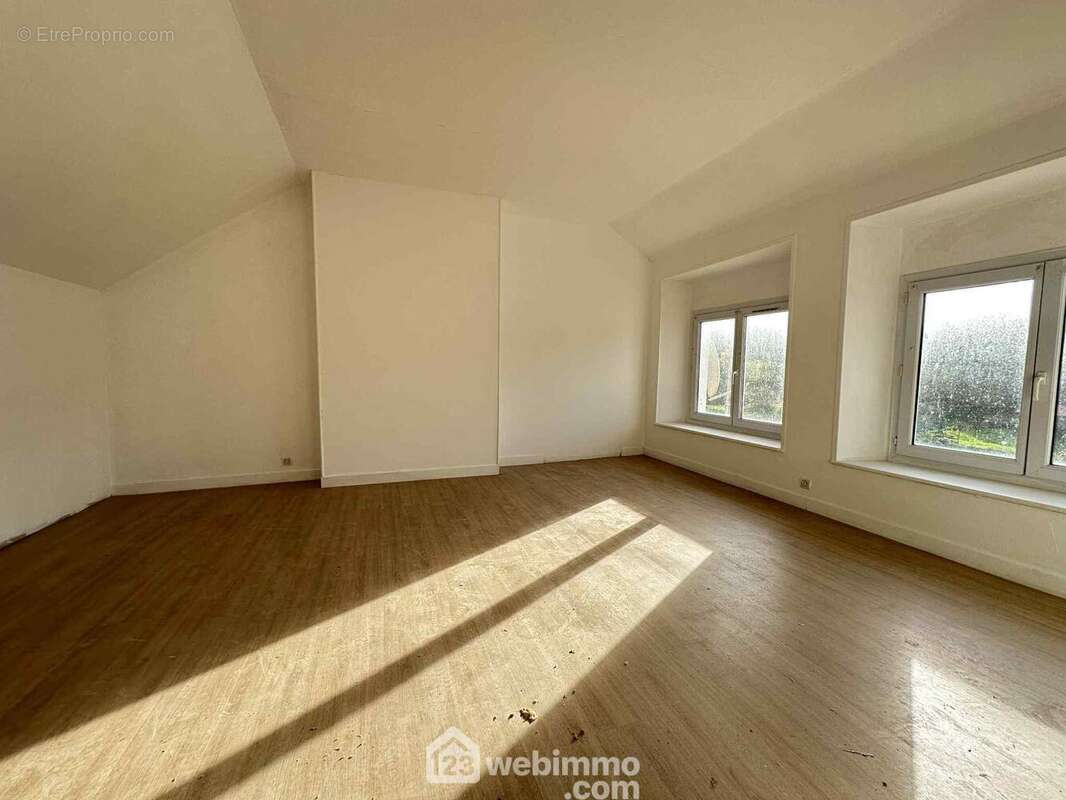 La deuxième chambre de 20 m², les sols sont en parquet - Maison à CHERET