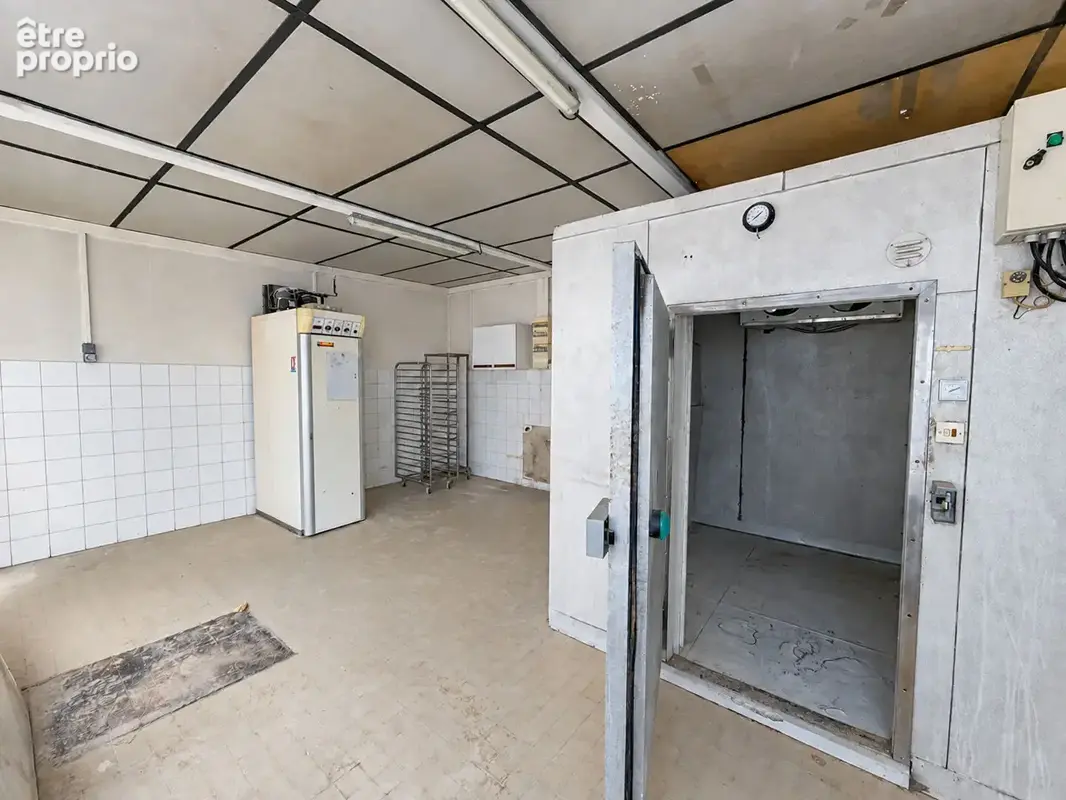 Local de 30m² environ en rez-de-chaussée dans l'arrière cour d'une copropriété - photo 3