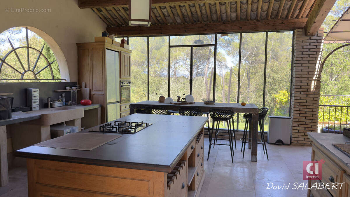 Le Thoronet - Propriété de 195 m² avec vaste réception, dépendance et sous-sol - photo 9