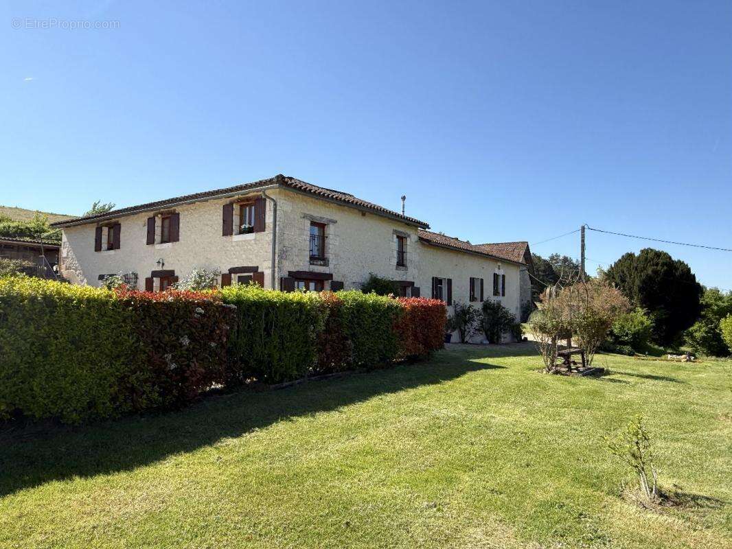 Maison à NANTEUIL-AURIAC-DE-BOURZAC