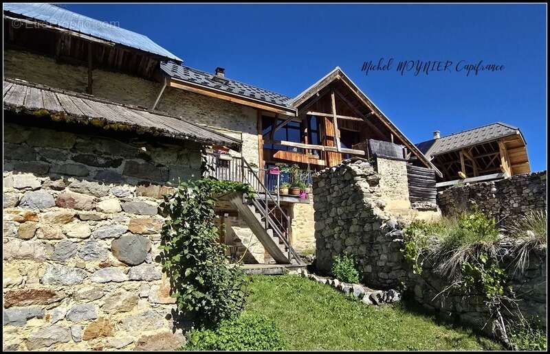 Aux Seyes, commune de Champcella, grande maison de montagne rénovée pour résidence principale, gîte ou chambres d’hôtes - photo 3