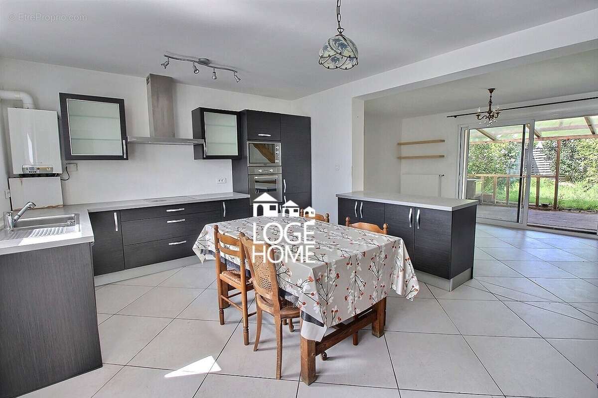 Espace cuisine équipée - Maison à COURCELLES-LES-LENS