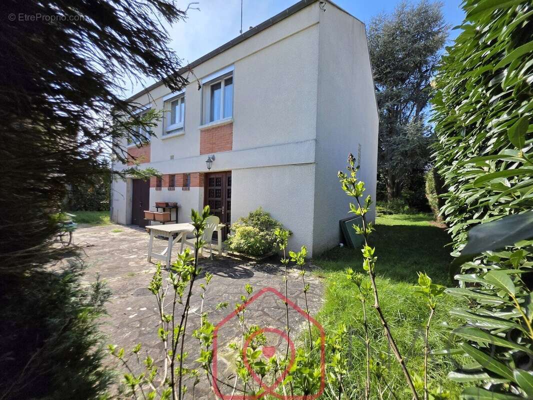 Maison à SAINT-JEAN-DE-LA-RUELLE