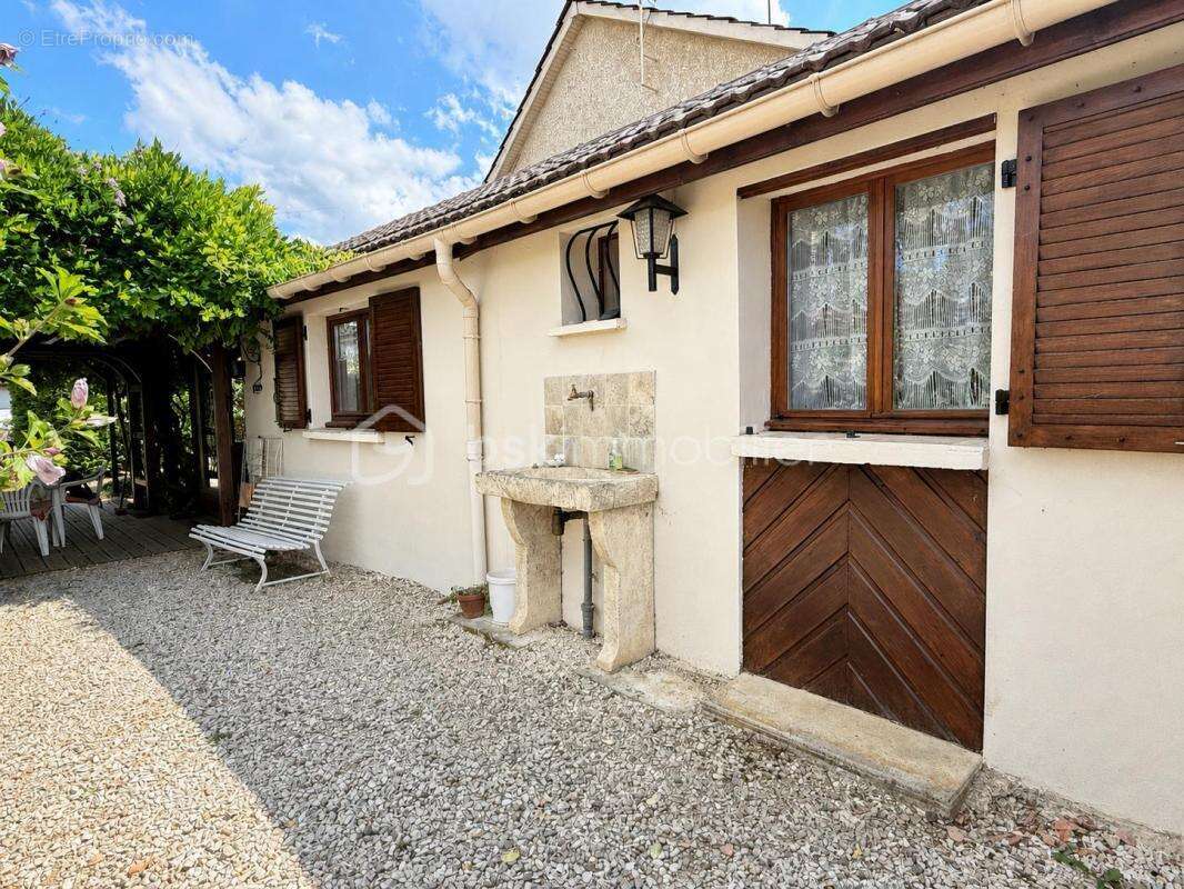 Maison avec véranda sur terrain constructible de 1216m2 - photo 2
