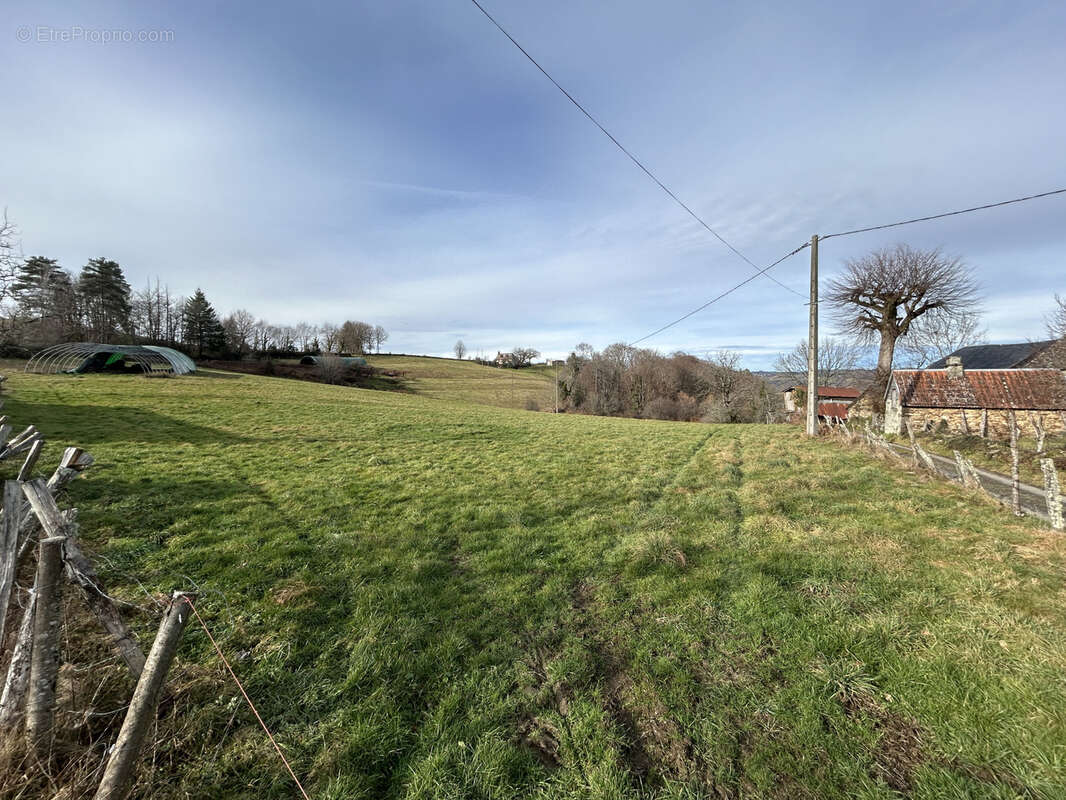 Terrain à SAINT-MARTIN-LA-MEANNE
