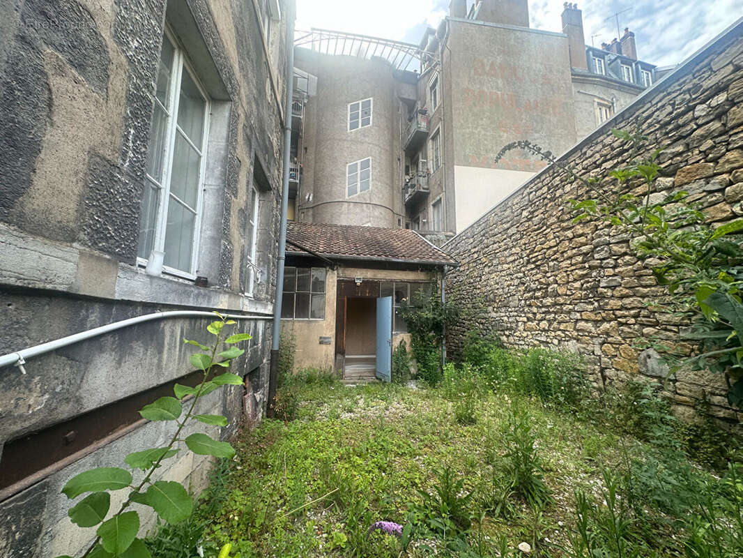 Ancien atelier à réinventer ? Surface brute au calme, en plein coeur de la rue des Granges à Besançon - photo 5