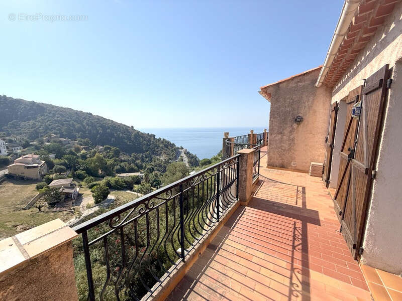 Grand 4 pièces au dernier étage de maison avec terrasses, parkings et vue mer. - photo 8