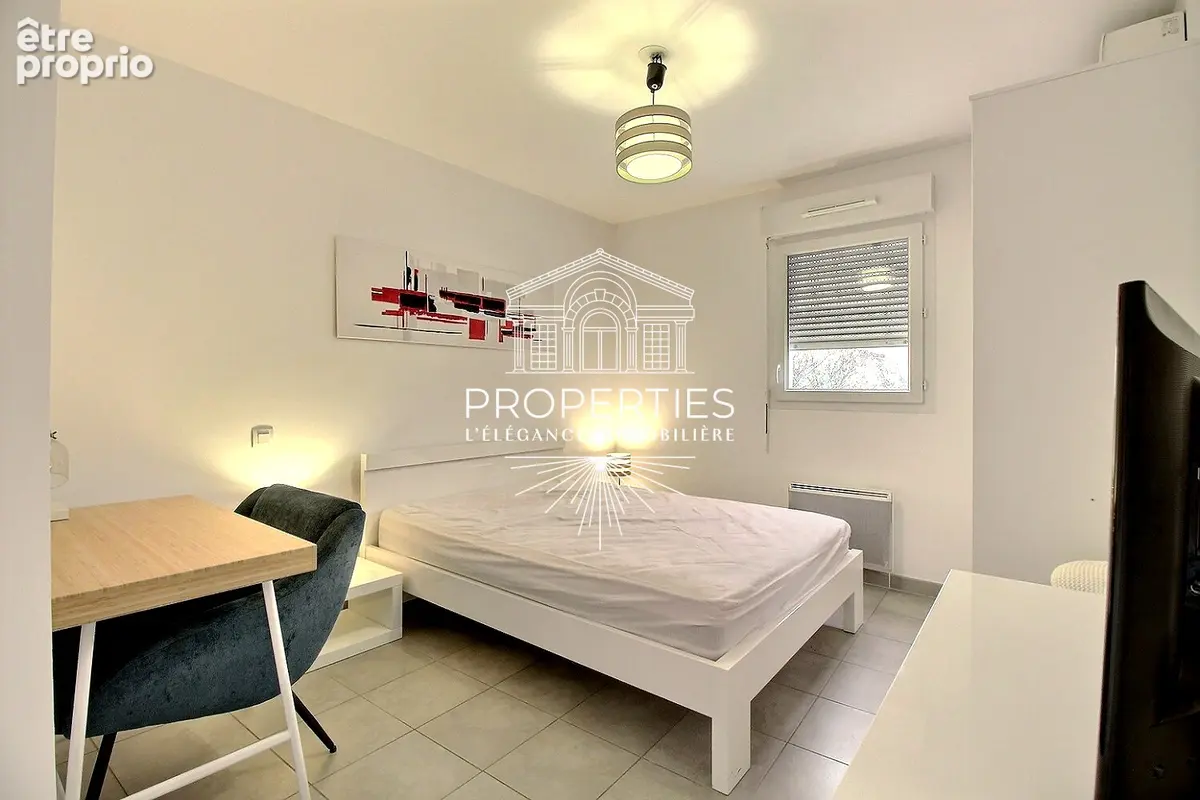 Cogolin - centre ville -t3  recent-- 53m²  ascenseur - terrasse - garage - photo 4