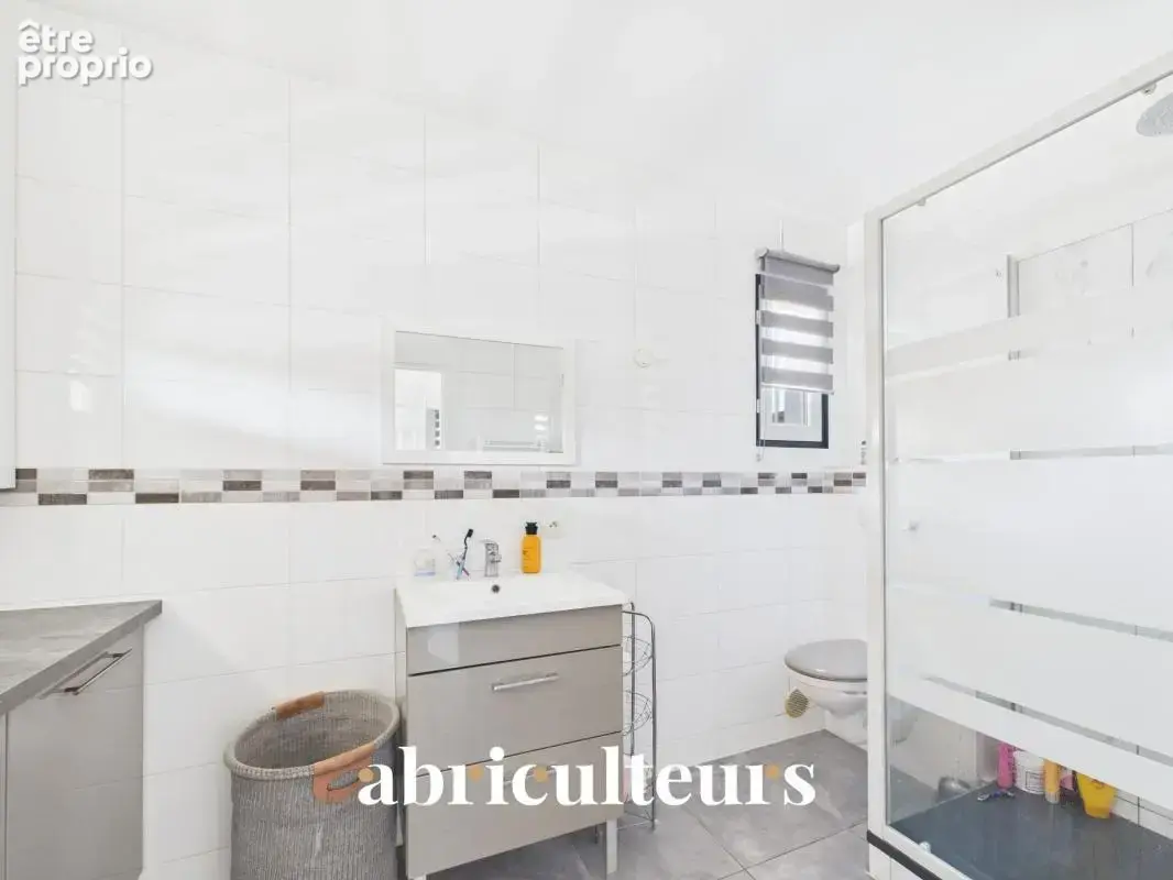 Maison familiale avec jardin, terrasse et stationnements en vente à Bezons 95870 - photo 8