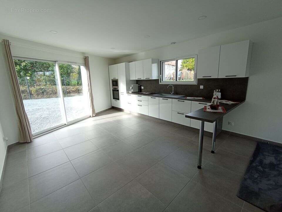 Maison à CREUZIER-LE-VIEUX