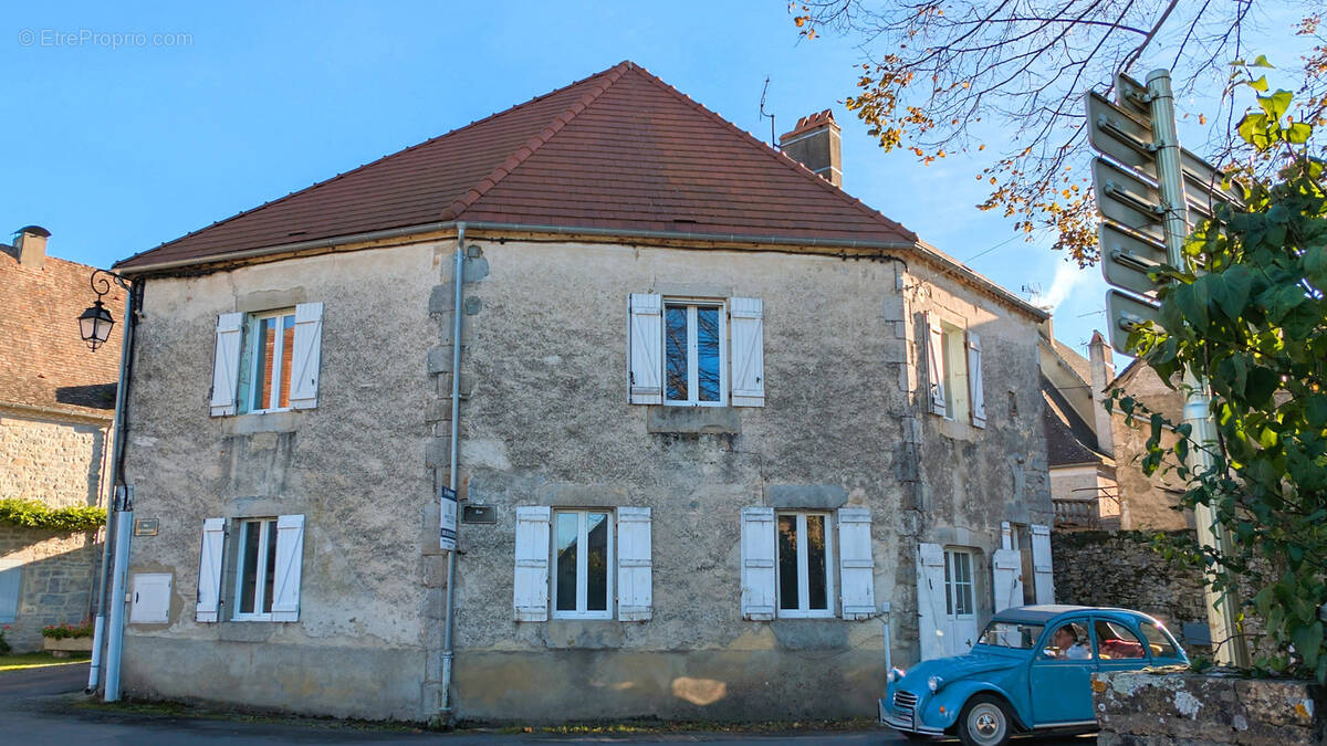 Maison à MAYRINHAC-LENTOUR